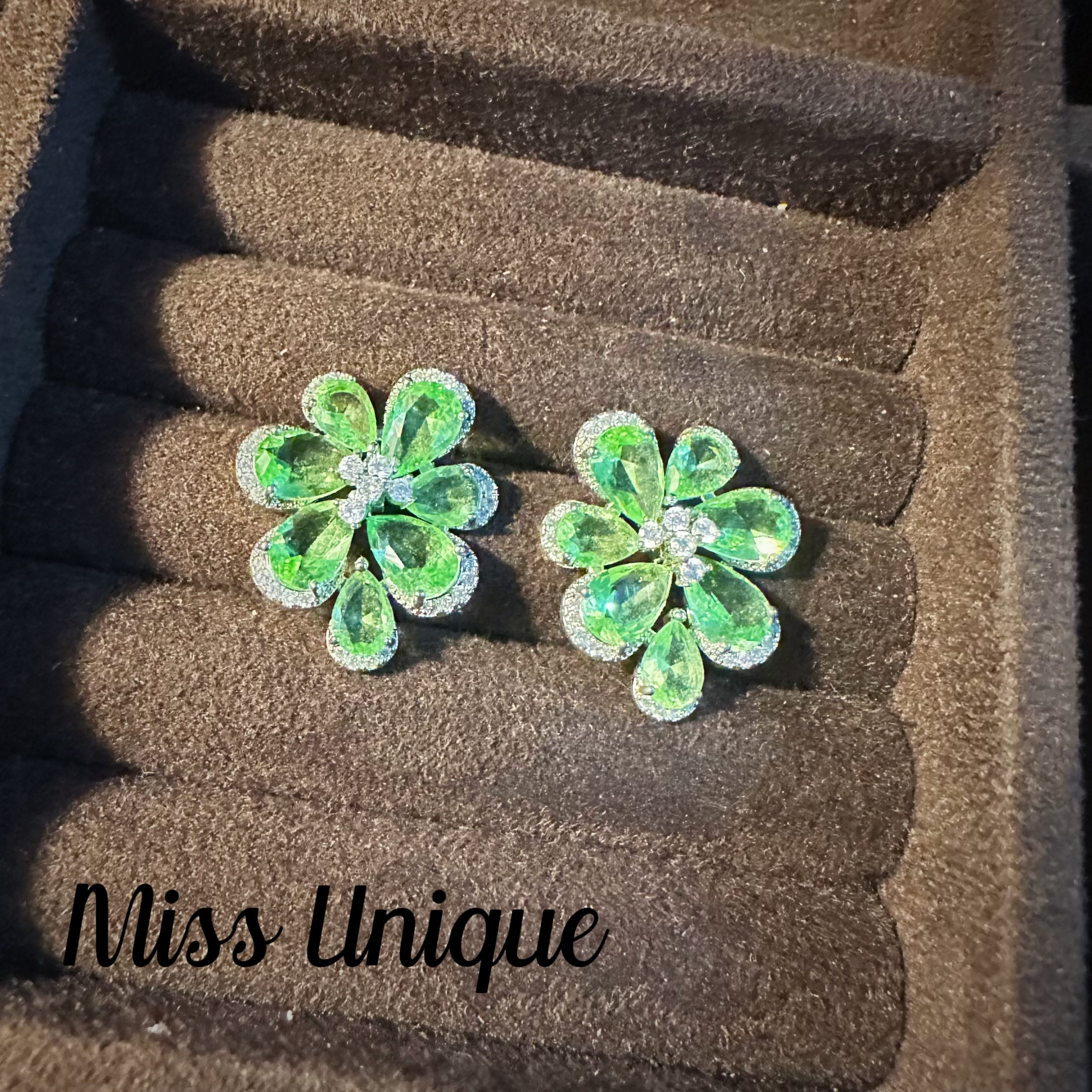    B606薄荷绿七瓣花耳环