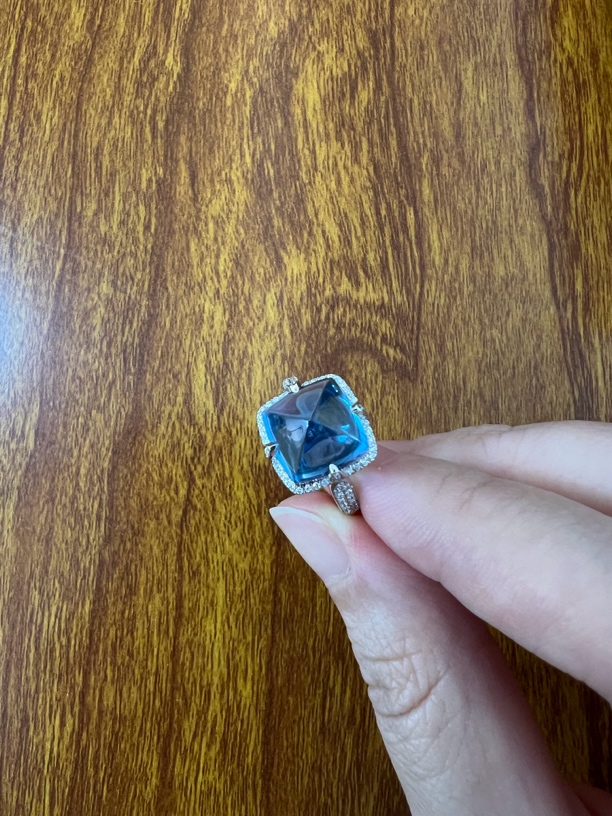 托帕石的颜色是深海的公主