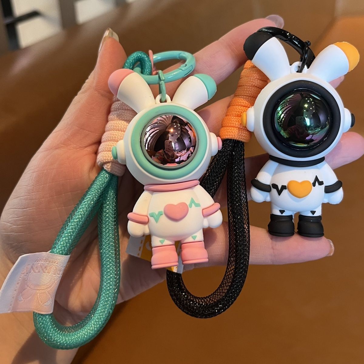 可爱卡通INS爱心闪电兔钥匙扣兔兔宇航员个性时尚车钥匙精致挂件