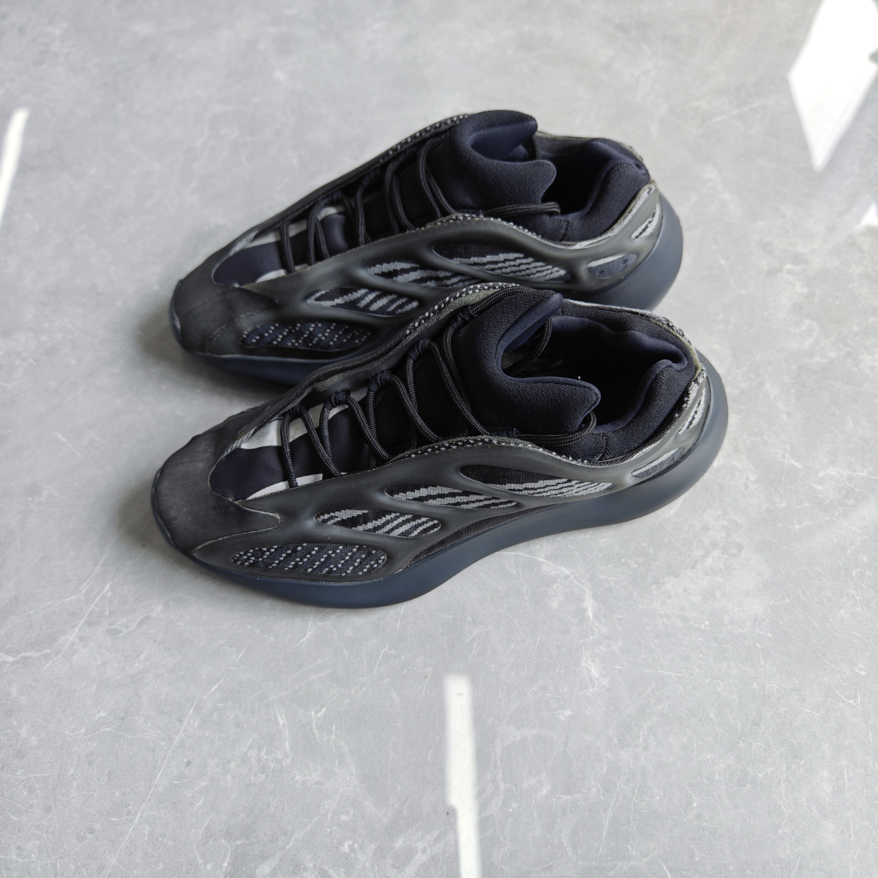 42码/阿迪达斯adidas yeezy700 v3黑魂跑鞋/95新无原盒/公价2899
