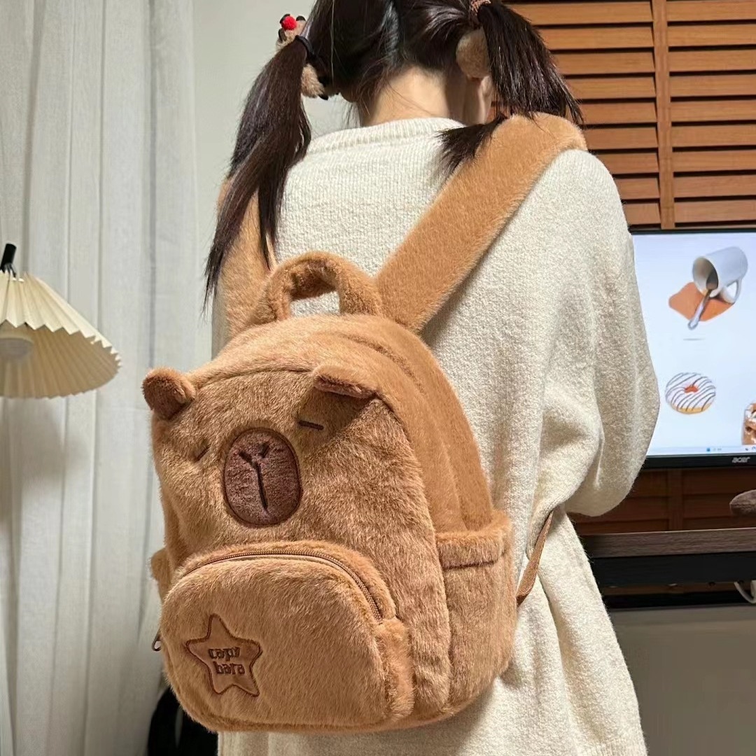新款卡通可爱水豚毛绒双肩包女2023新款书包大容量可爱水豚小背包