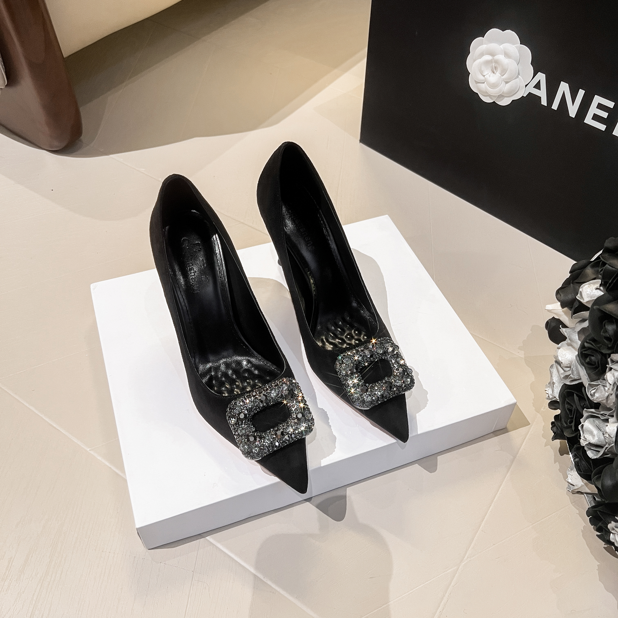 绒面钻黑色气质时尚细跟尖头高跟鞋浅口春秋百搭法式性感小众职业