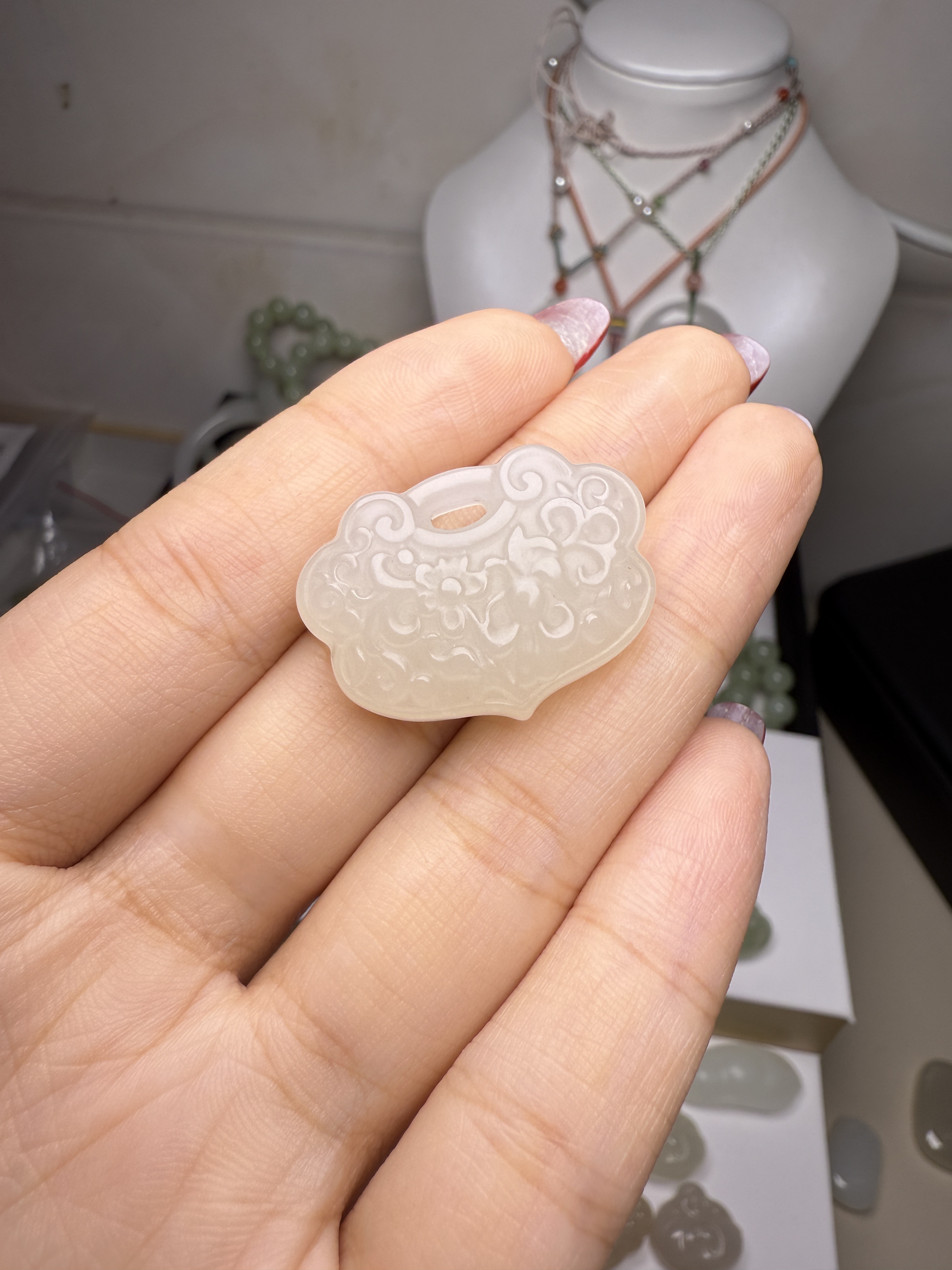 和田玉如意锁包吊坠