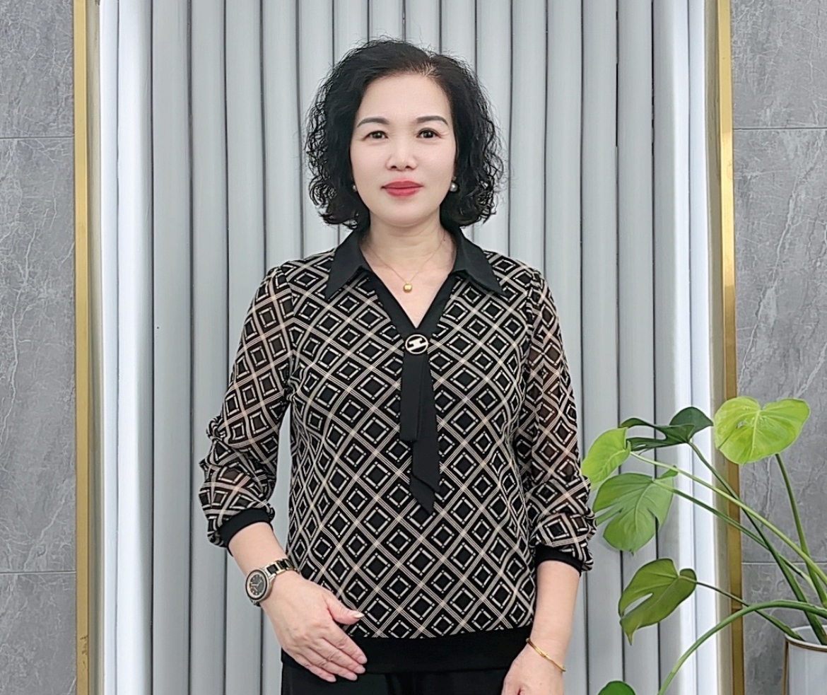 2024秋季新款时尚翻领飘带印花长袖打底衫妈妈装遮肚显瘦洋气上衣