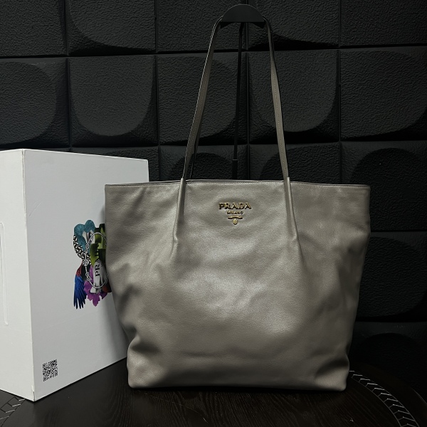 95新/普拉达/妃鱼/包包/市场价14800/240825EV0023