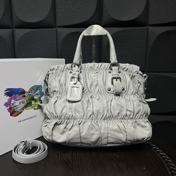 95新/普拉达/妃鱼/包包/市场价13800/240825EV0023