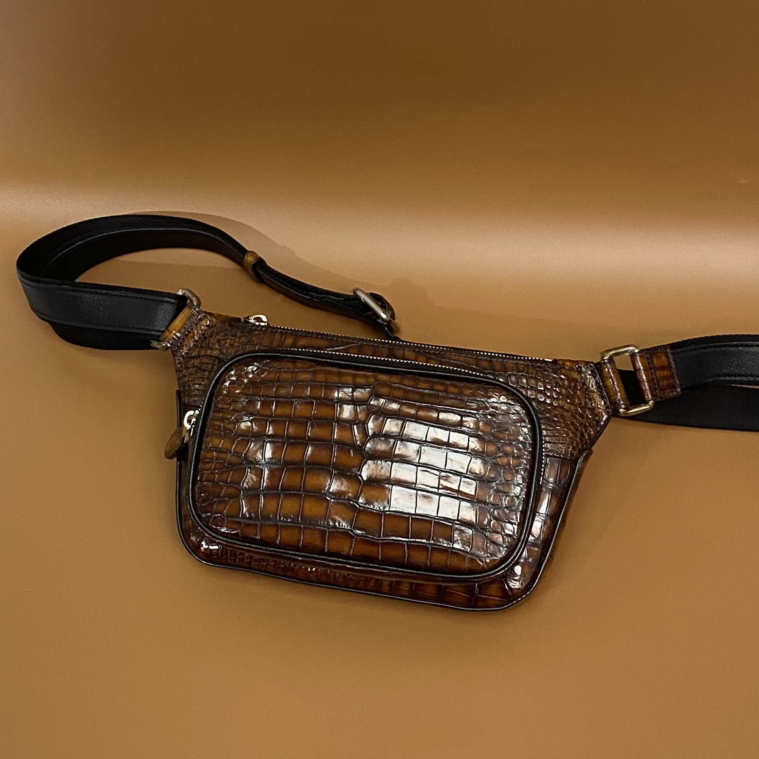 凌翰家高端擦色鳄鱼皮男女同款胸包时尚黑色经典斜跨耐磨鳄鱼纹