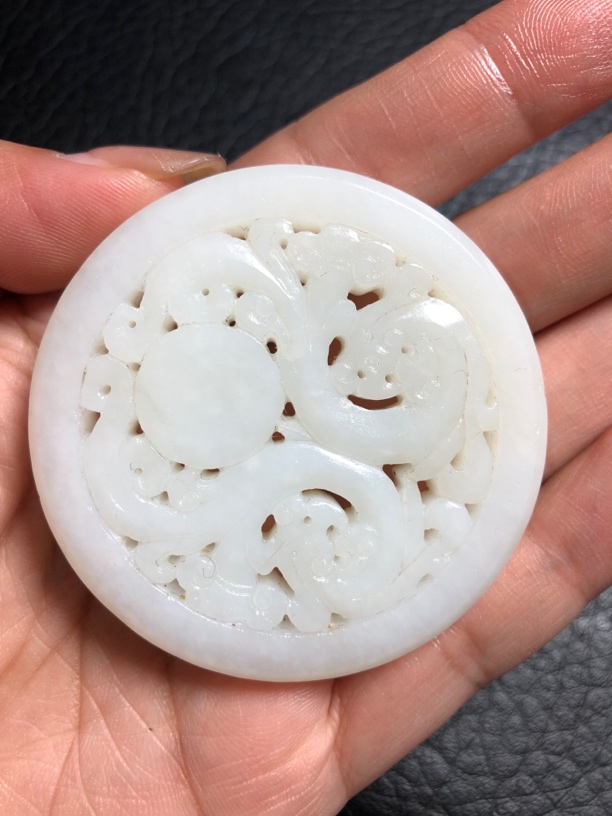 和田白玉手镯心镂空雕刻