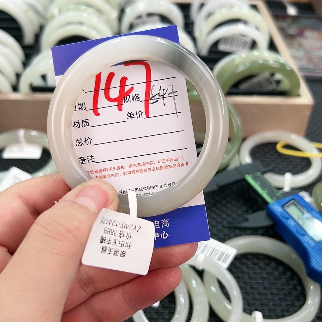 和田玉手镯未镶嵌Y***a