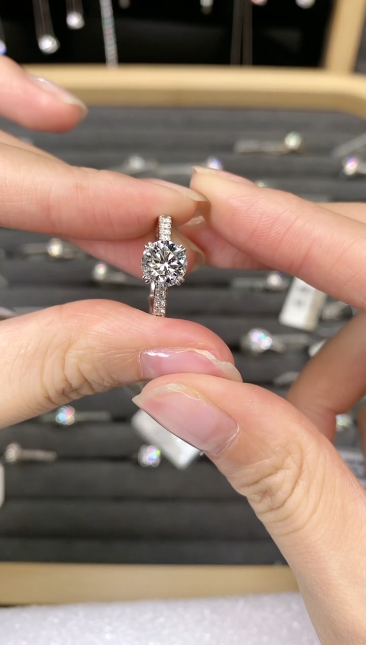 【闪购商品】实验室培育钻石18K金镶嵌1.4克拉虎爪钻戒