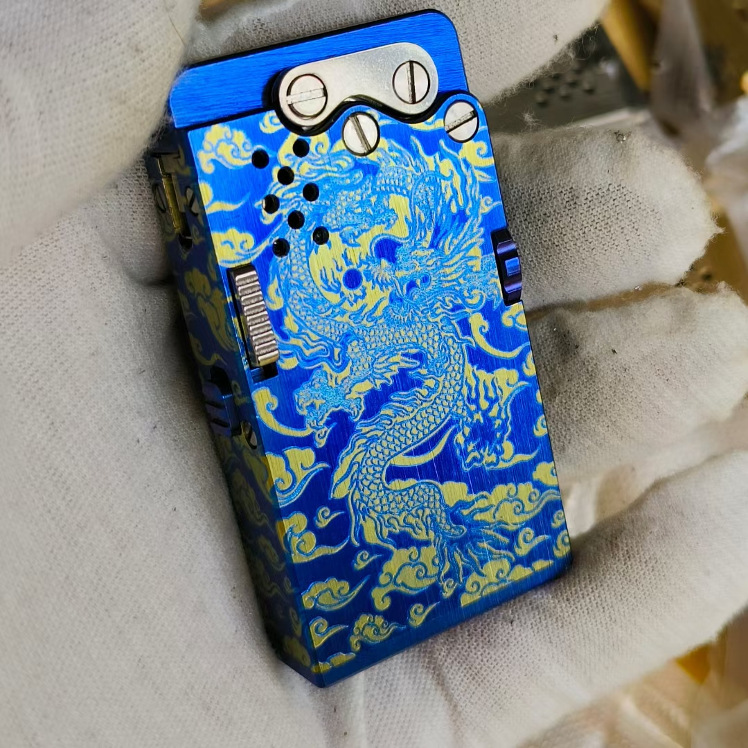 纯手工打火机龙舌战甲打火机钛合金阳极化祥云金龙貔貅牡丹防风