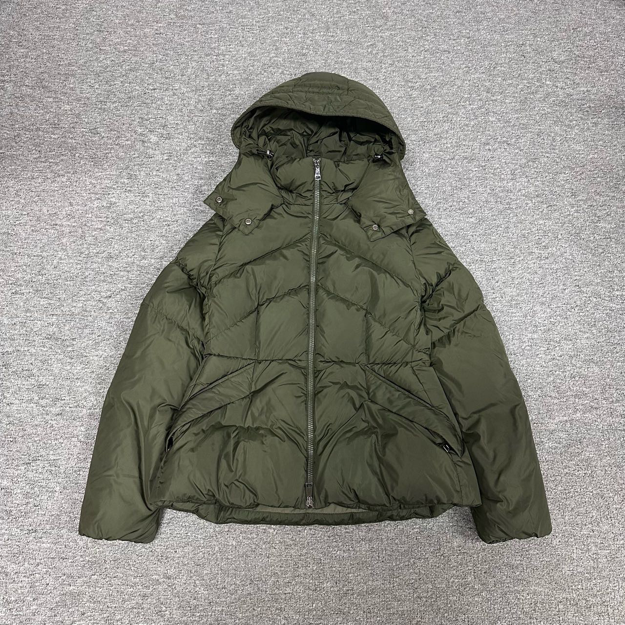 99新 MONCLER 蒙口 军绿色羽绒服 1码