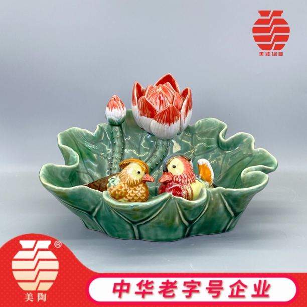 MEITAO/美陶荷塘情趣 鸳鸯戏水荷叶荷花陶瓷摆件客厅家居送礼摆件