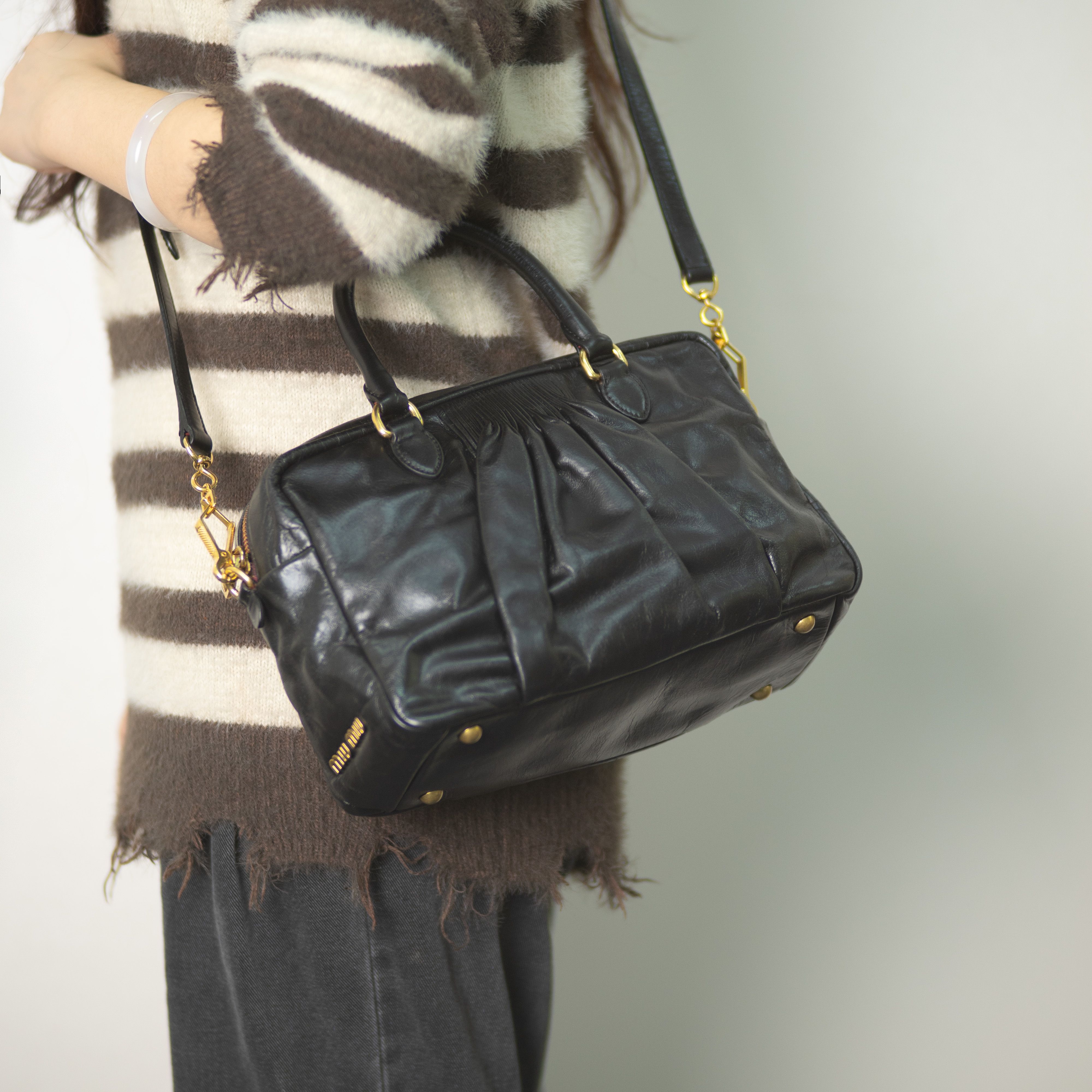 95新 MIU MIU/缪缪 黑金侧标波士顿/26