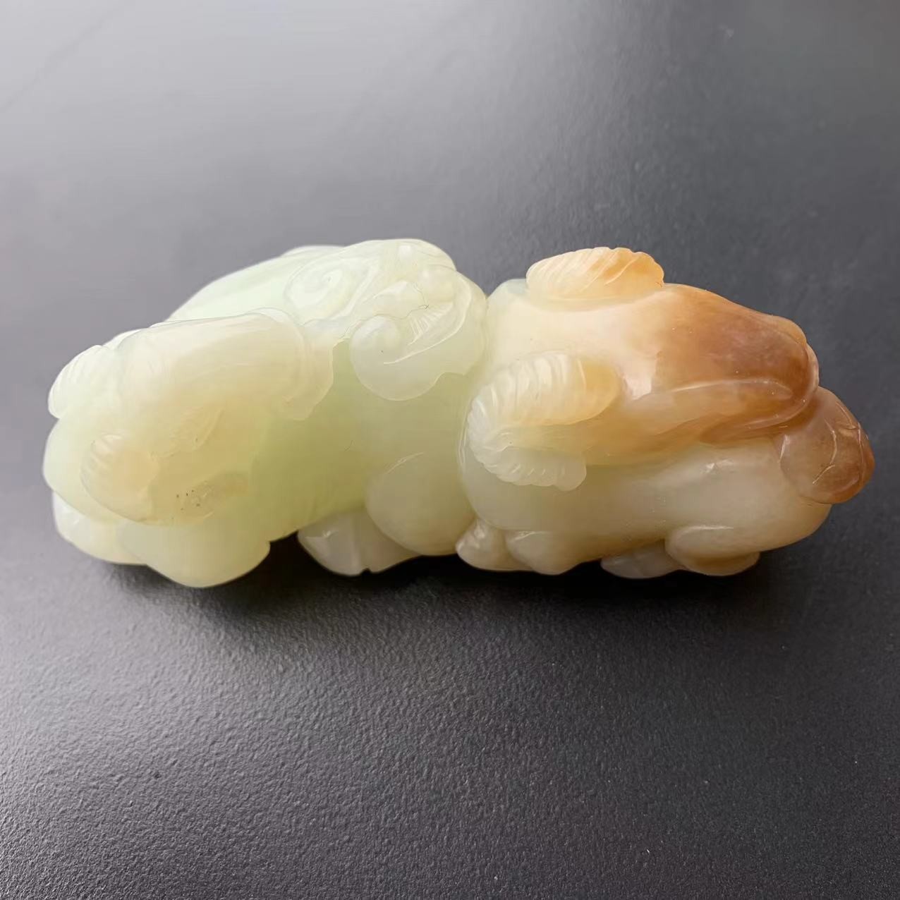 天然和田玉领头羊苏工精美雕刻工艺精湛俏色巧雕细腻手把件摆件