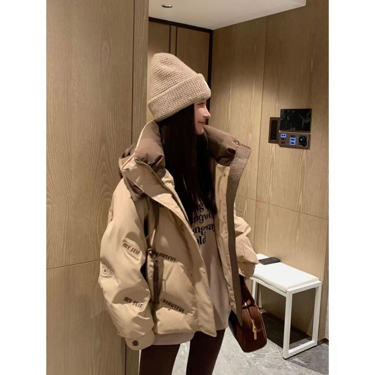 2023冬装新款女字母印花加厚涂鸦白鸭绒加厚外套面包服保暖羽绒服