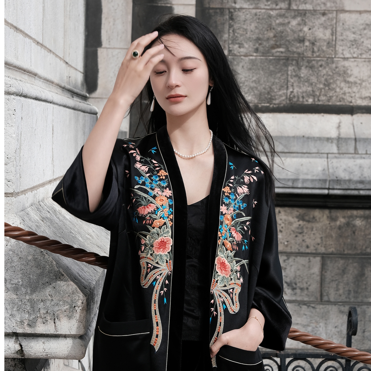 盛唐牡丹花束刺绣黑色拼丝绒长外套（不支持七天无理由）