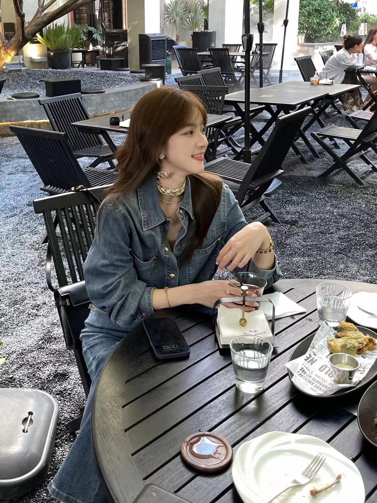 牛仔很忙 2025AW秋季新款阔型水洗感软牛仔女上衣98111