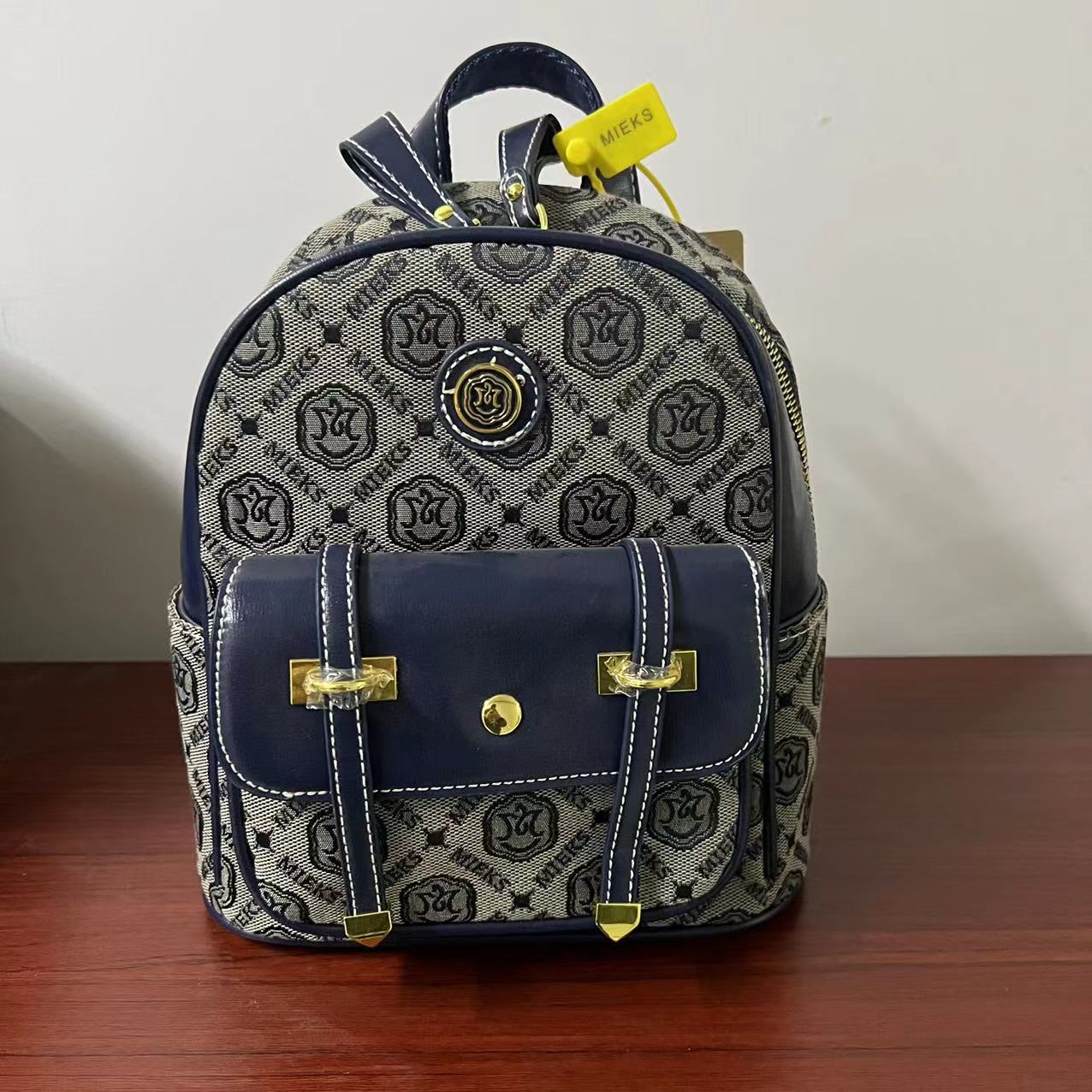 Q-395高奢包包一个[展示品微疵如图介意勿拍]