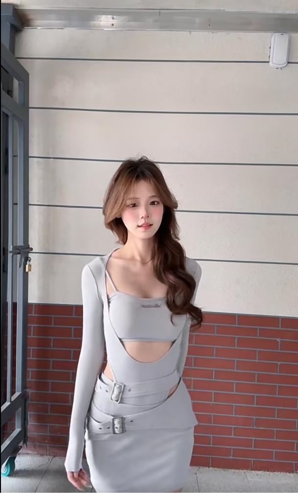 【薄荷雪糕】设计感性感辣妹纯欲风镂空长袖连体衣小个子短裙半身裙