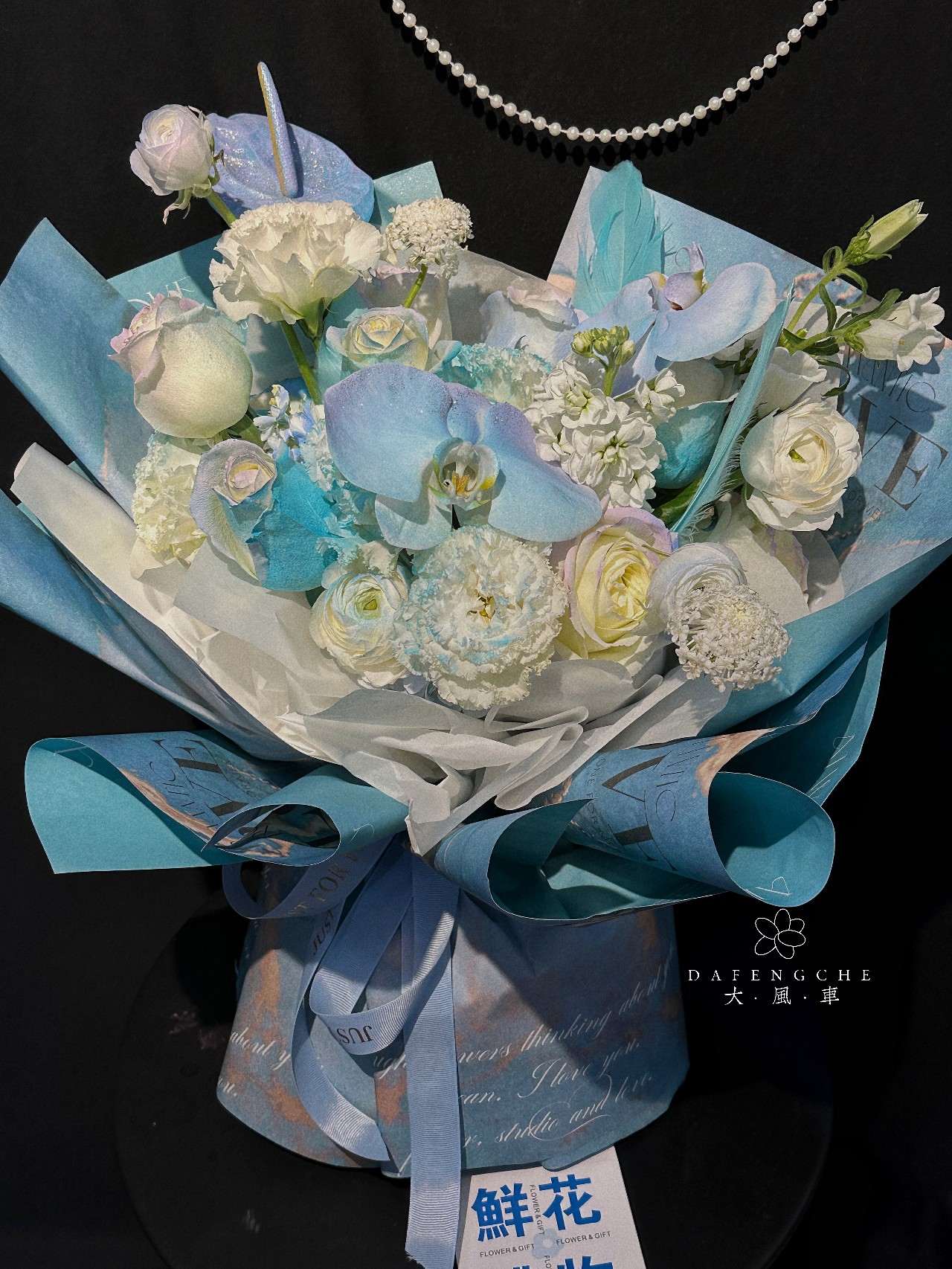 情人节送女朋友蓝紫色系玫瑰搭配花束