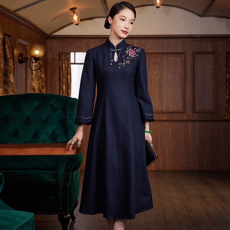 新款女秋冬高档羊毛呢刺绣复古国风新中式妈妈装婚宴连衣裙W22532