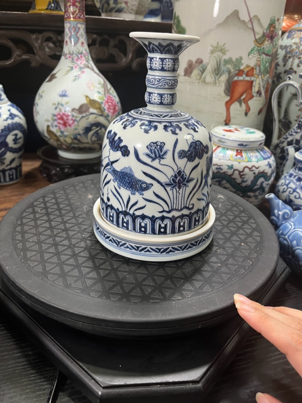 陶瓷青花金钟杯鱼藻纹
