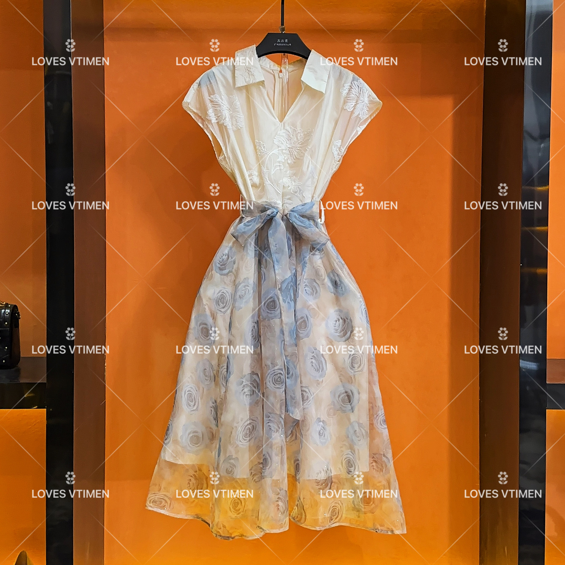 泽天专属-设计师气质V领显瘦刺绣收腰连衣裙LOVES-A807