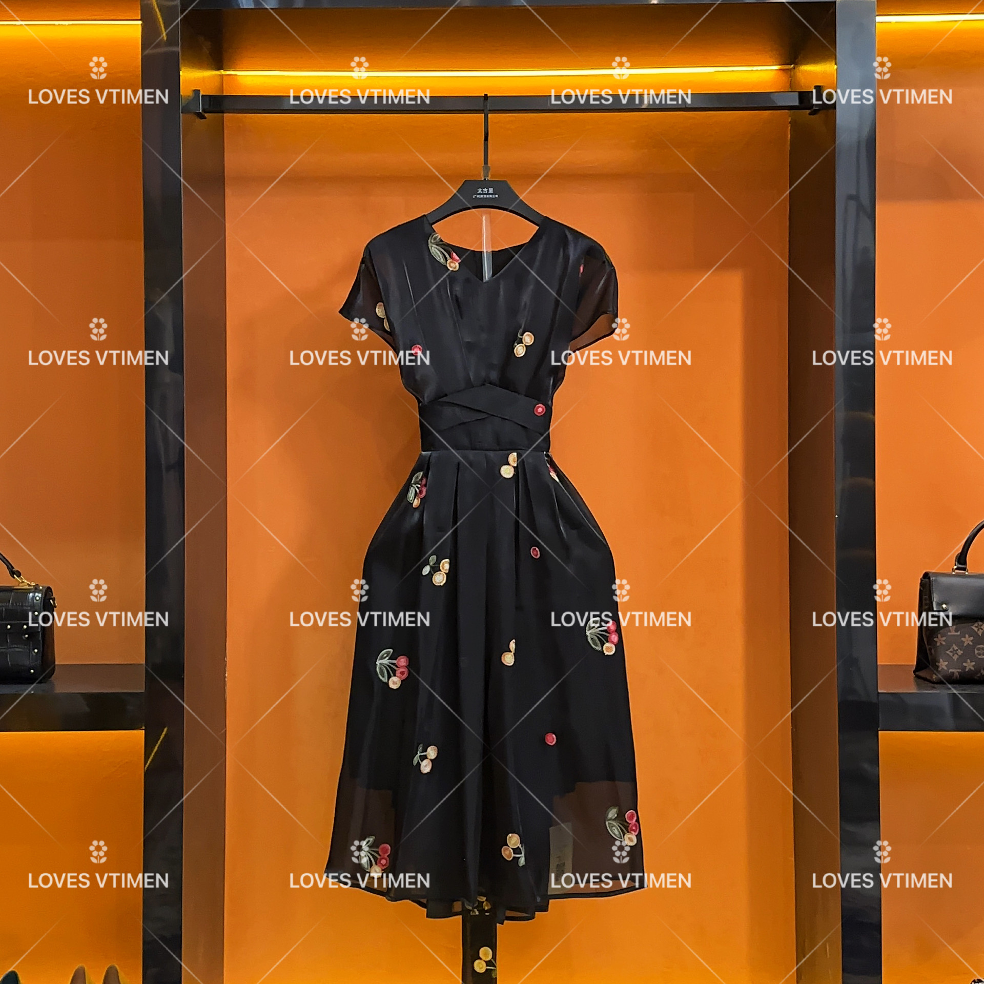 JOJO-设计气质轻奢高级感碎花刺绣连衣裙LOVES-A627显瘦时尚