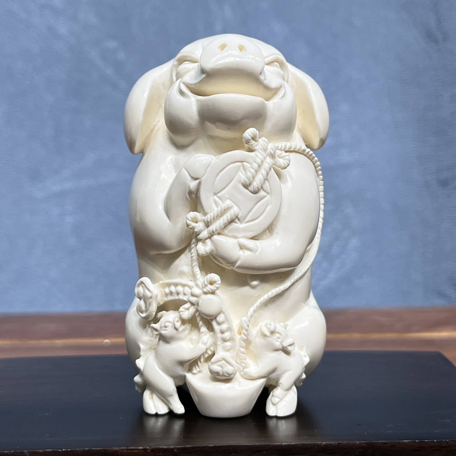 DEZHI/德志猛犸牙金猪送财摆件约88*50mm天然原色手镯心