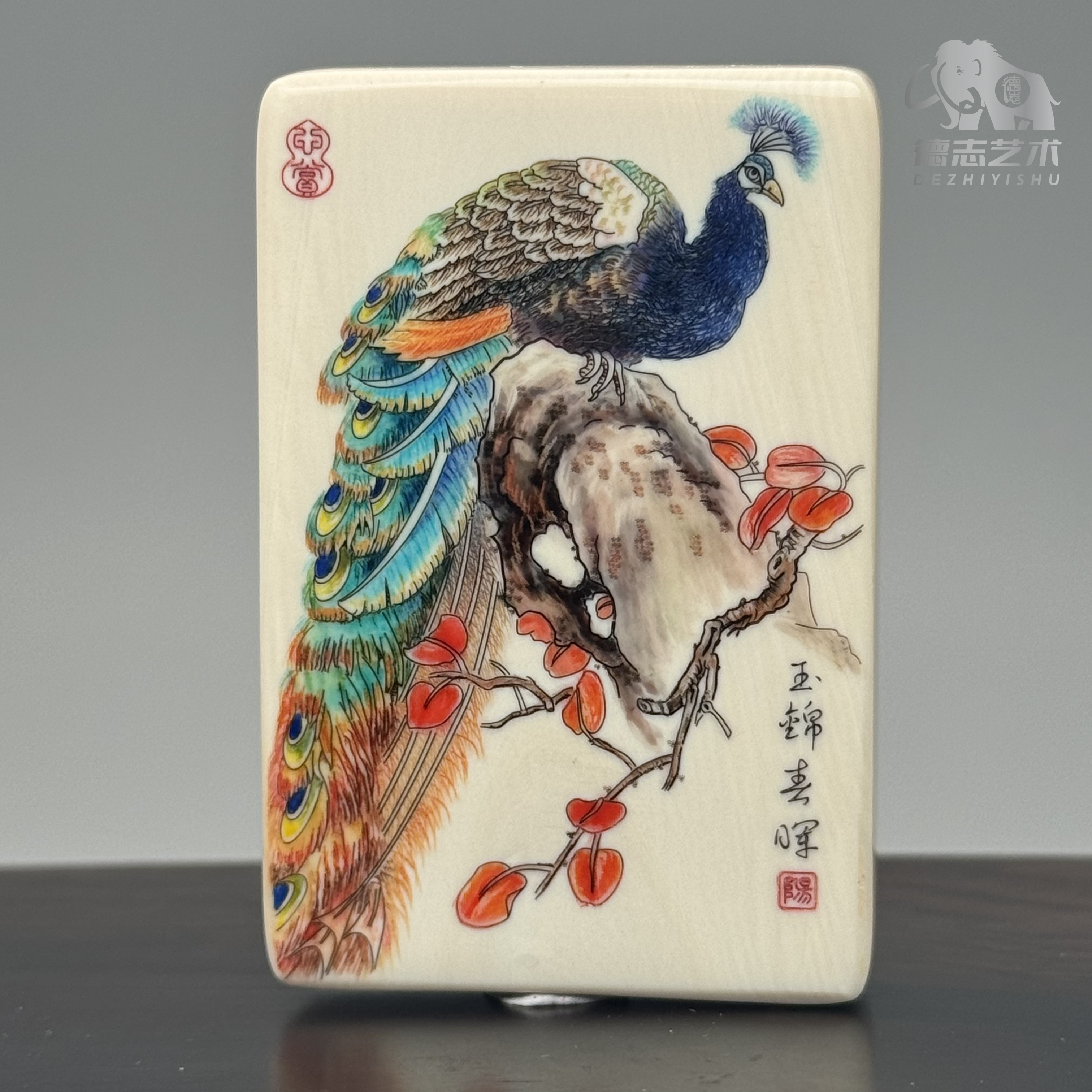 DEZHI/德志60*40*10mm孔雀吊坠猛犸牙平刻彩绘XY(牛鼻孔吊坠绳)