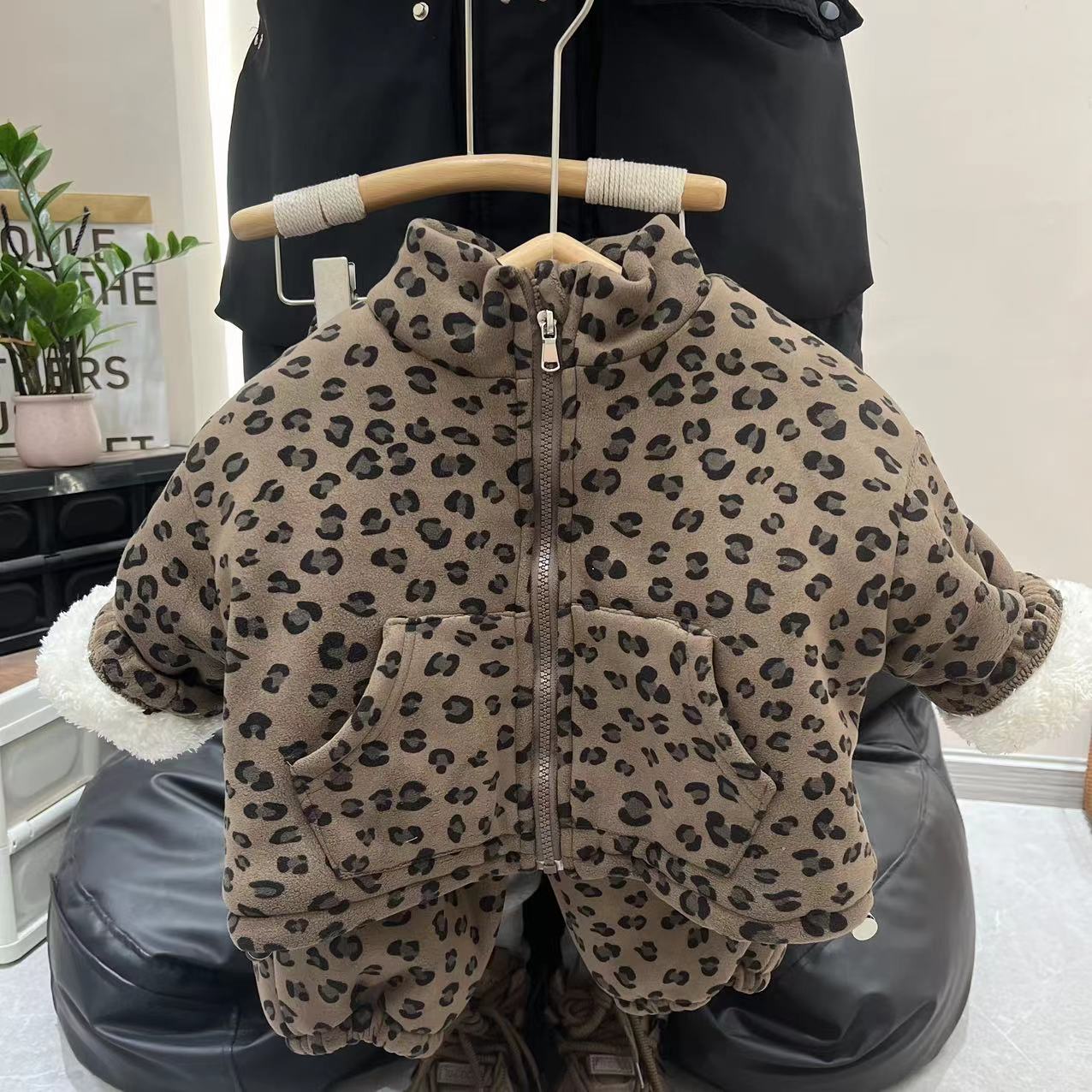 2025冬季韩版男女童冬季四层加棉加绒加厚豹纹家居服套装23009