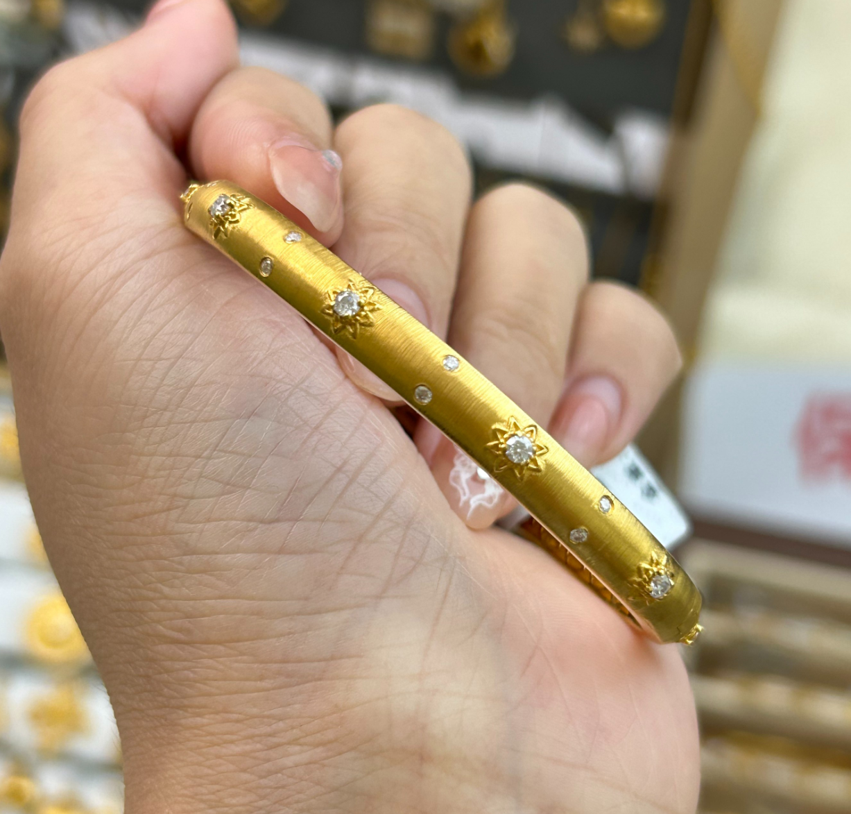 足金999 （预）白色拉丝方形手镯四花贵妃镯