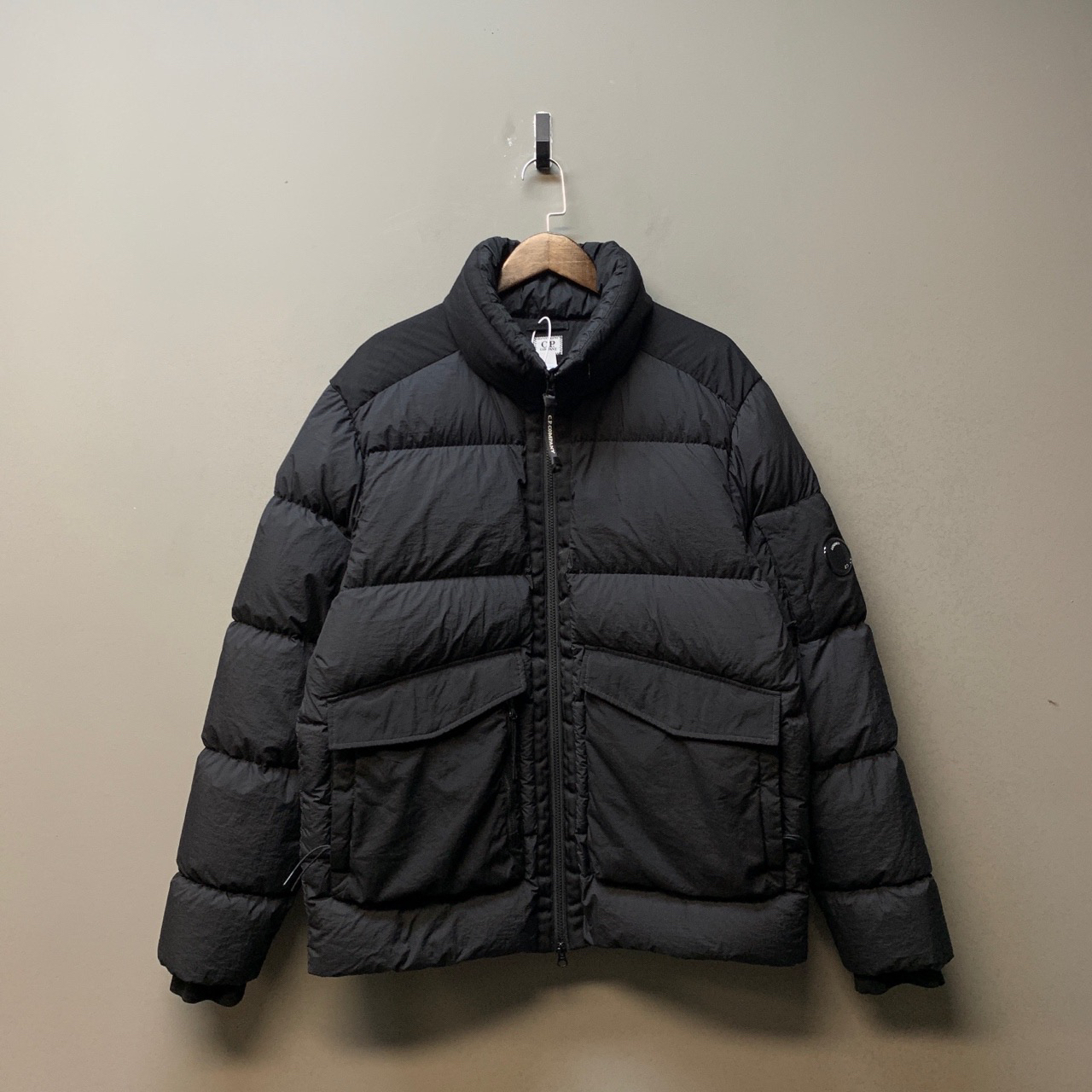 CP Company/07741/黑色隐藏帽子立领羽绒服 全新存放 52码