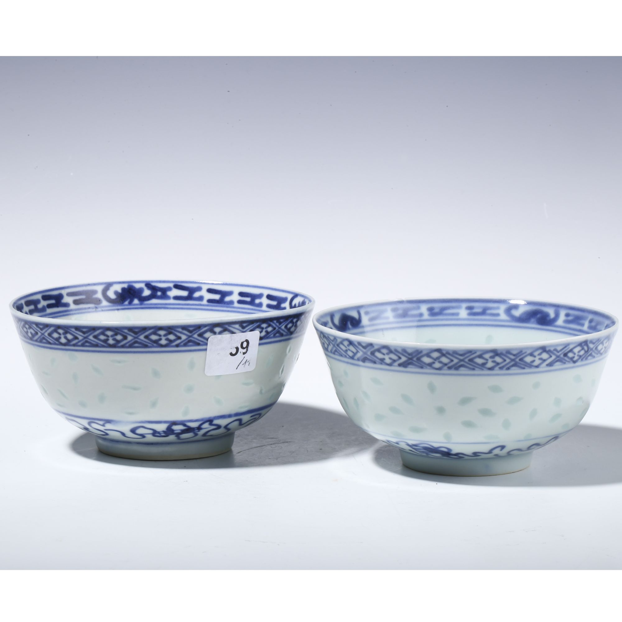 【拍卖-民国】·青花花卉纹玲珑瓷碗一对