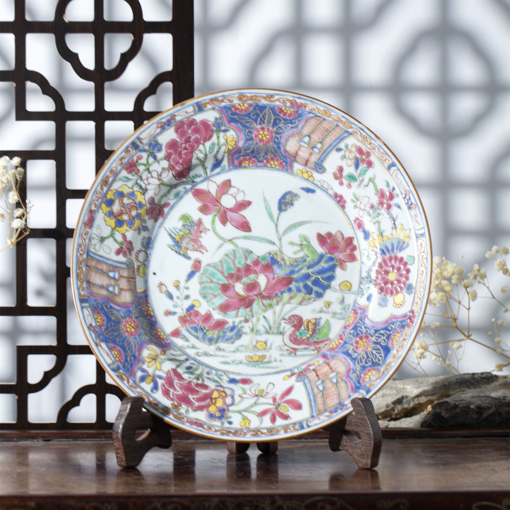 【拍卖-清雍正】·蓝料粉彩莲池鸳鸯图折沿盘