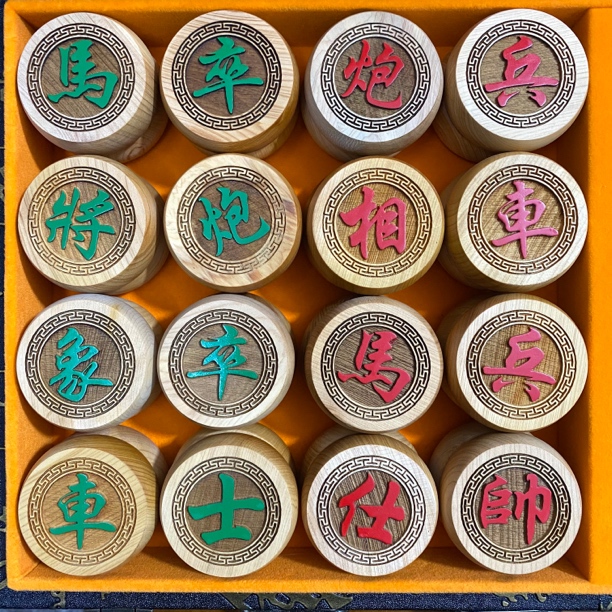 中国象棋太行山崖柏五分行楷阳雕实木象棋浓郁果香药香味礼盒套装