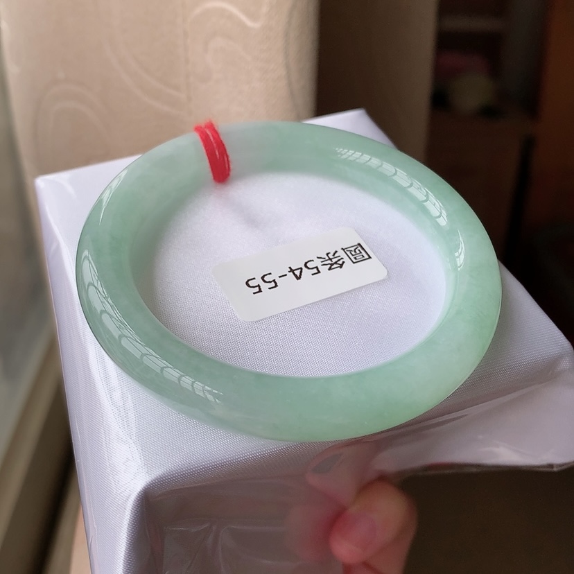 303号 缅甸天然A货翡翠手镯54/55圈口葡萄肉晴水绿圆条手镯自然光