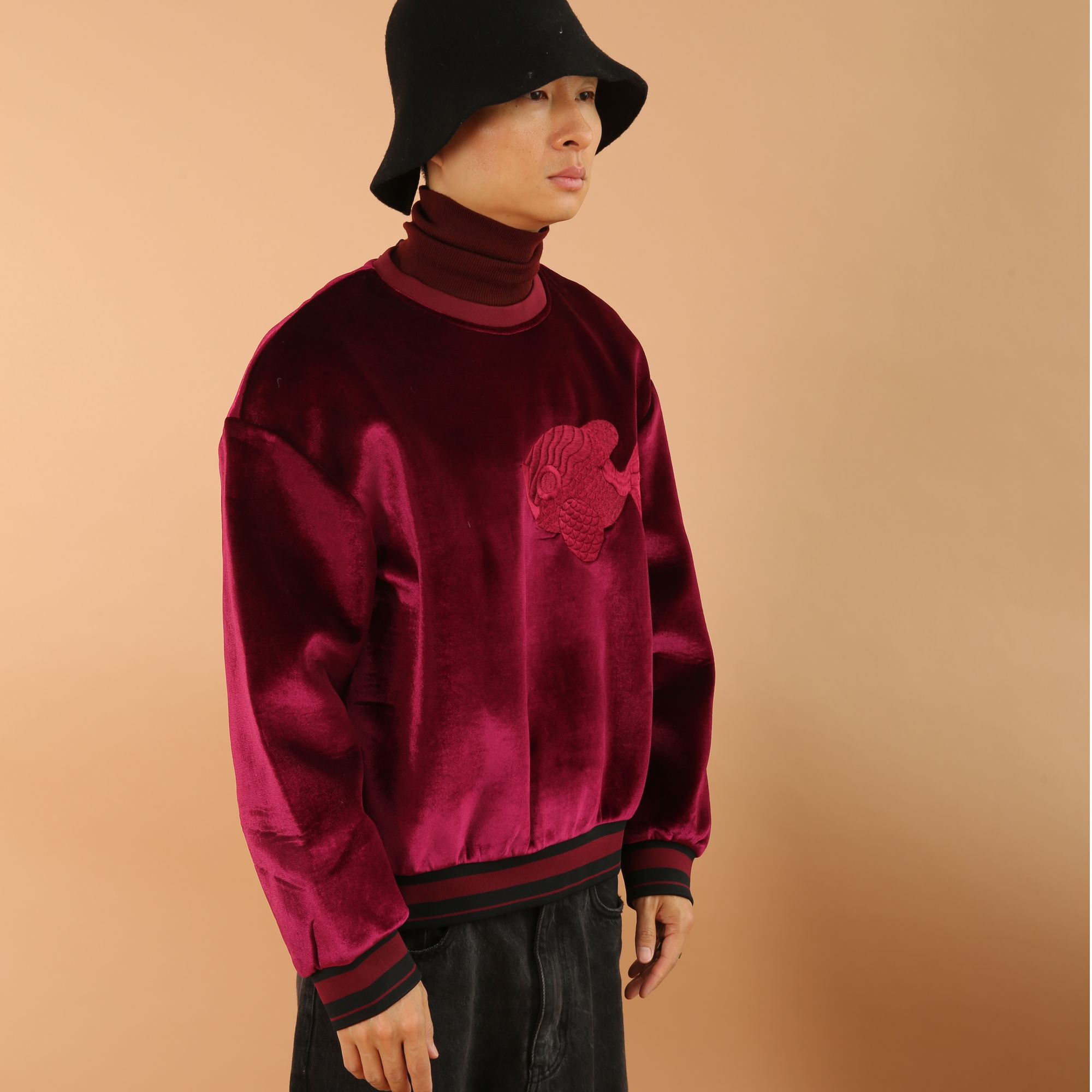 【B+璧嘉】新中式时尚休闲刺绣锦鲤元素丝绒卫衣 