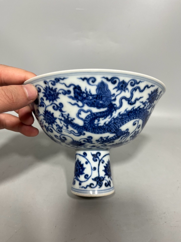 青花龙穿花卉高足碗