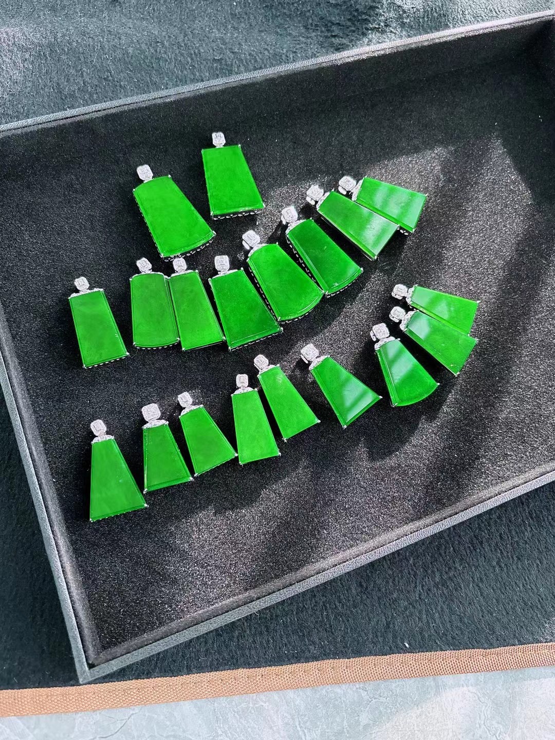 天然翡翠阳绿无事牌