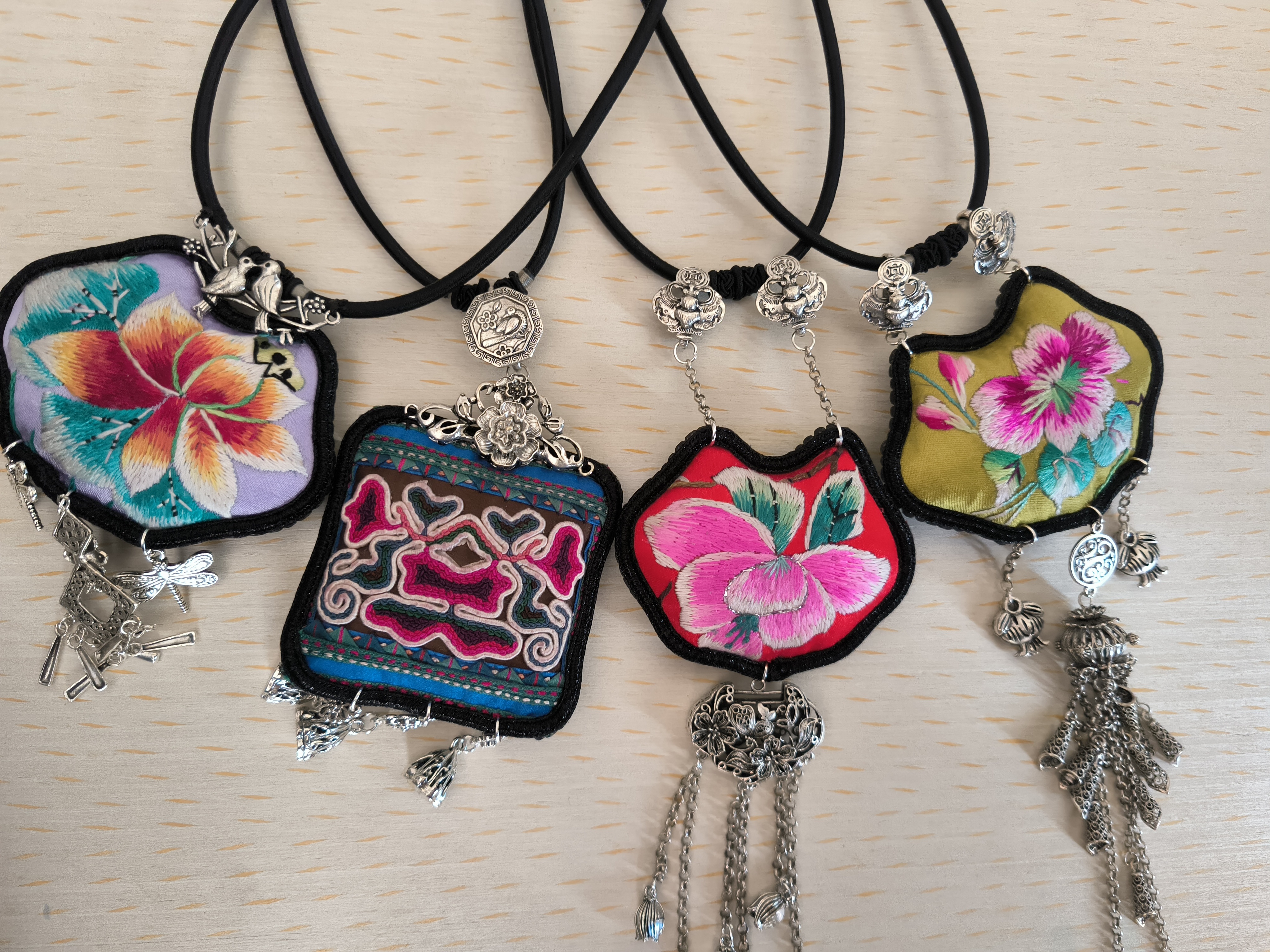 手工老绣绣包 老绣吊坠项链 民族风锁骨绣包