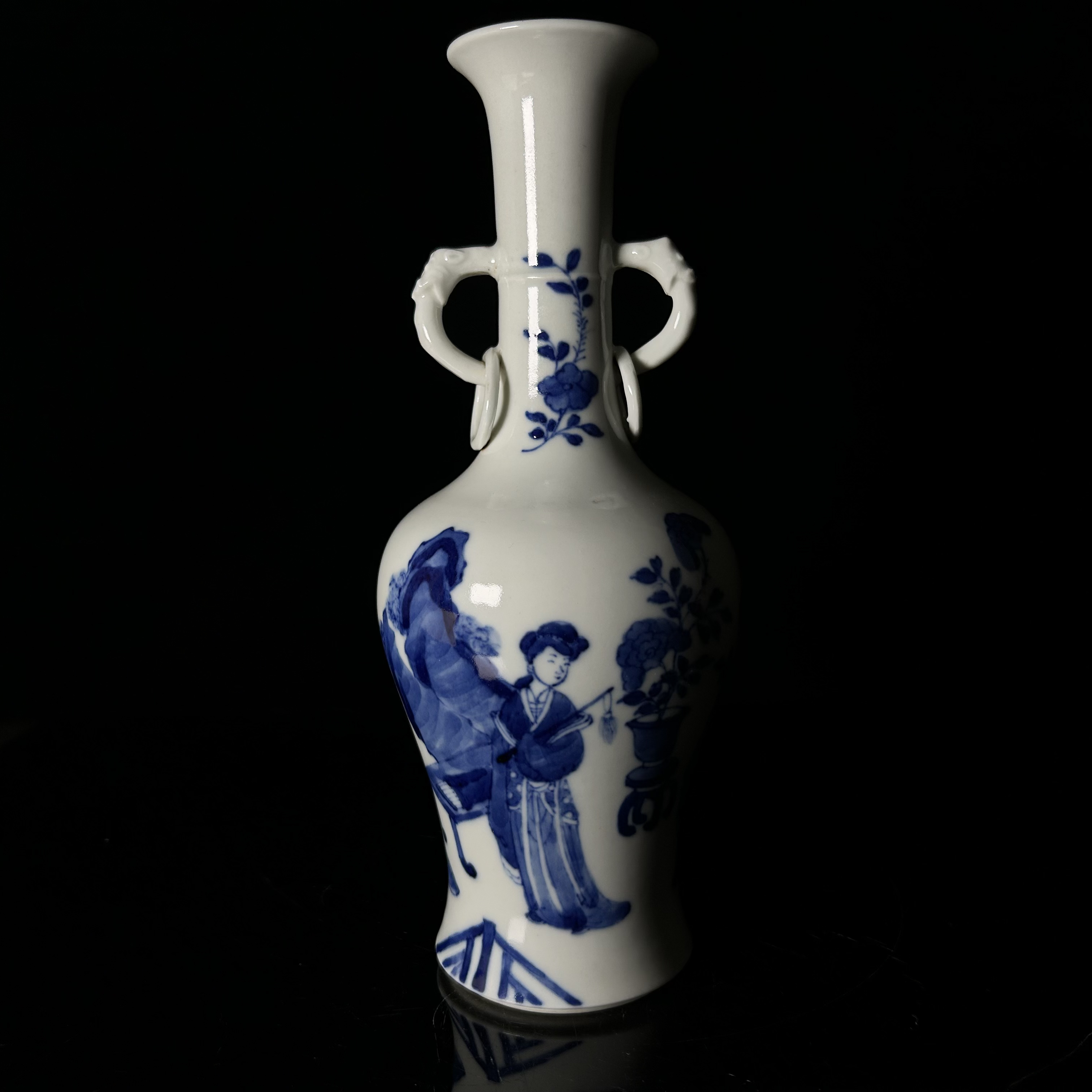 清早期 青花洞石花卉侍女折桂双耳赏瓶02531