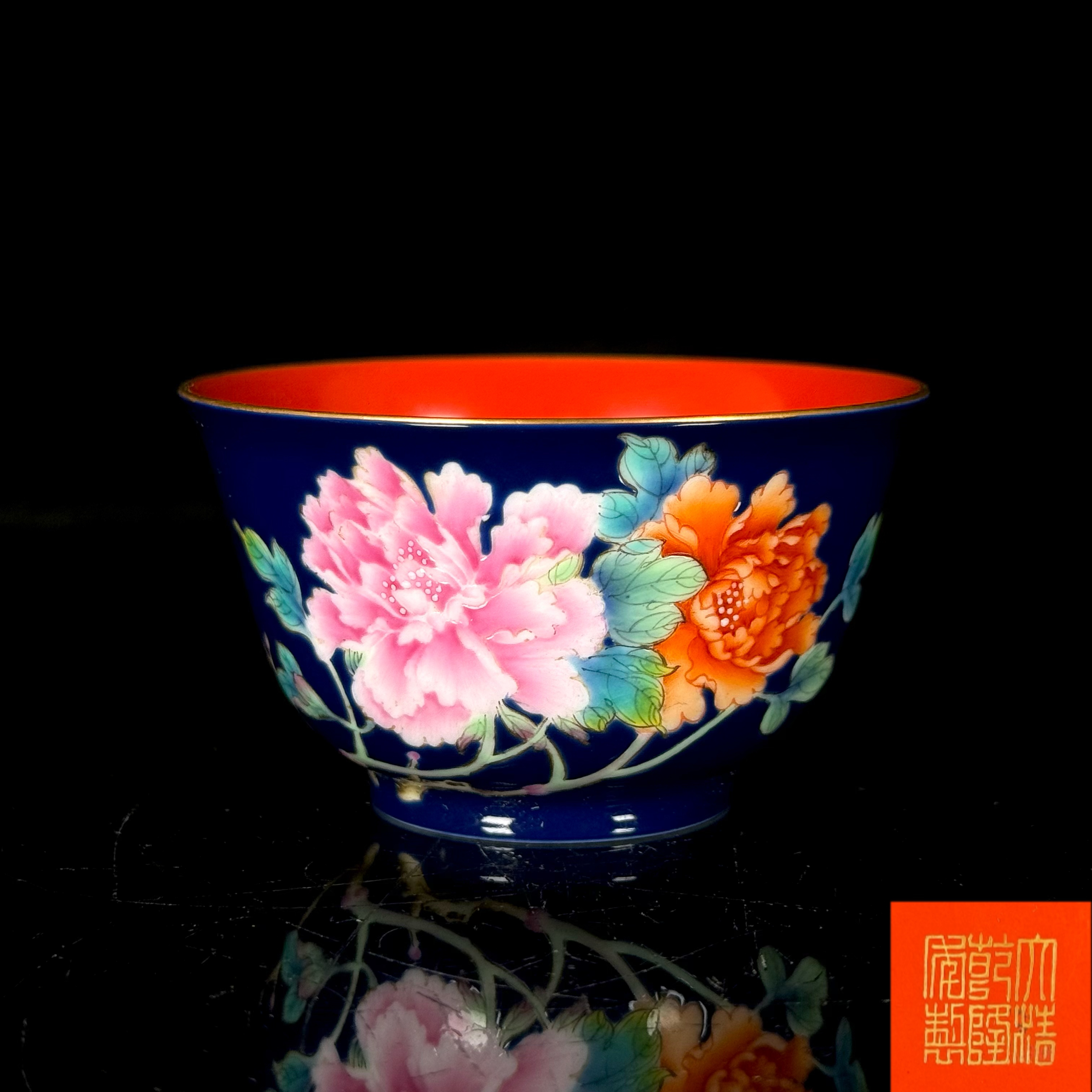 清乾隆 宝石蓝釉珊瑚红洋彩花卉纹压手杯04486 A2160