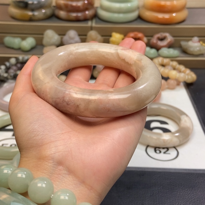 【闪购商品】石英质玉手镯未镶嵌甜****?