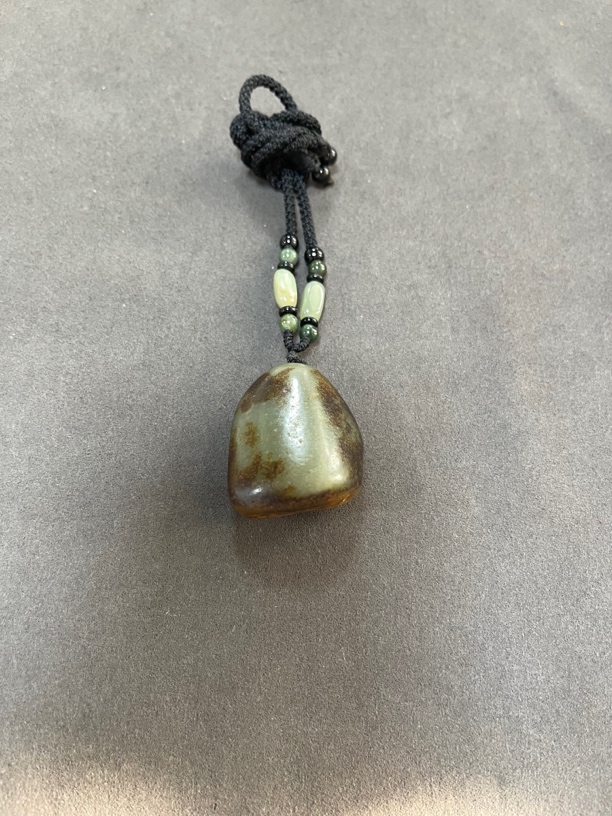 新疆和田玉黑皮白肉随形吊坠，克重：50克。