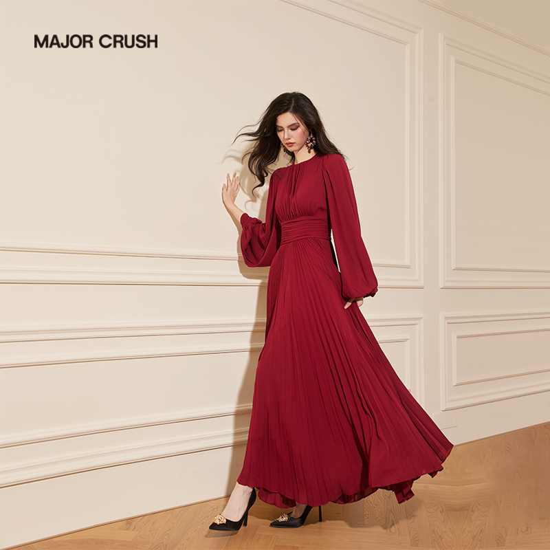 MAJOR CRUSH新款气质珊瑚红流光风大裙摆红色裙子6512斜裁连衣裙