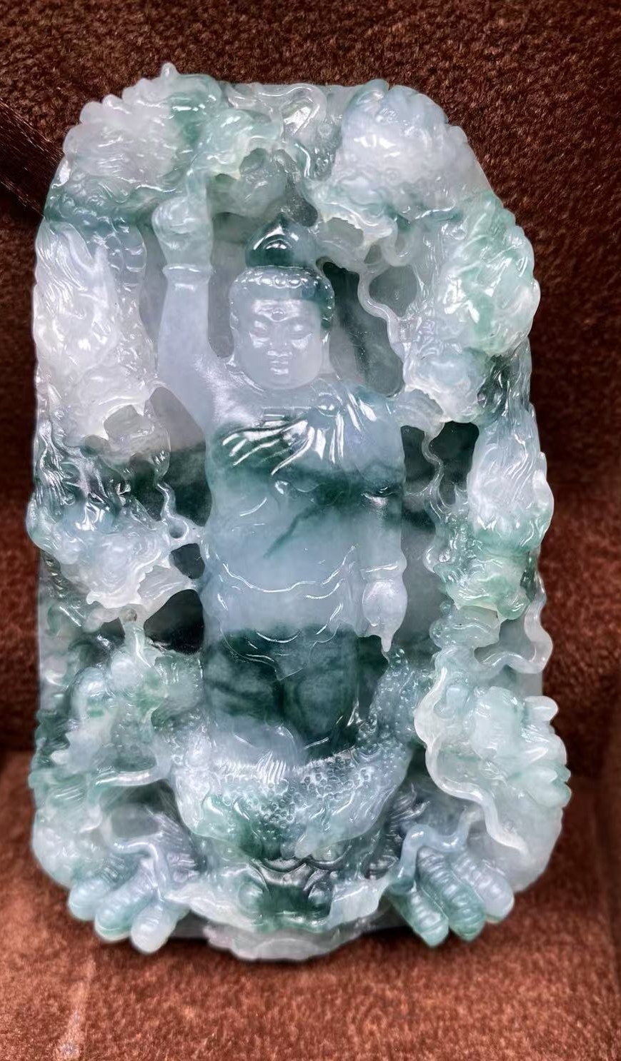 俏色巧雕，九龙护主