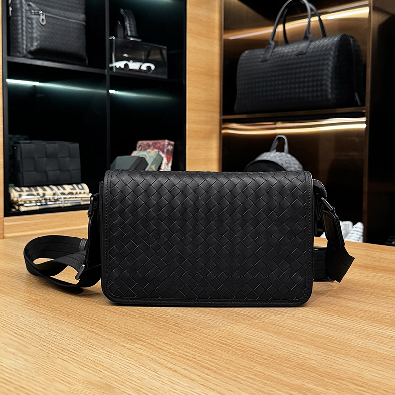 BOSOM VARVLEBV【胎牛皮】 男士时尚斜挎包头层牛皮手工编织单肩包