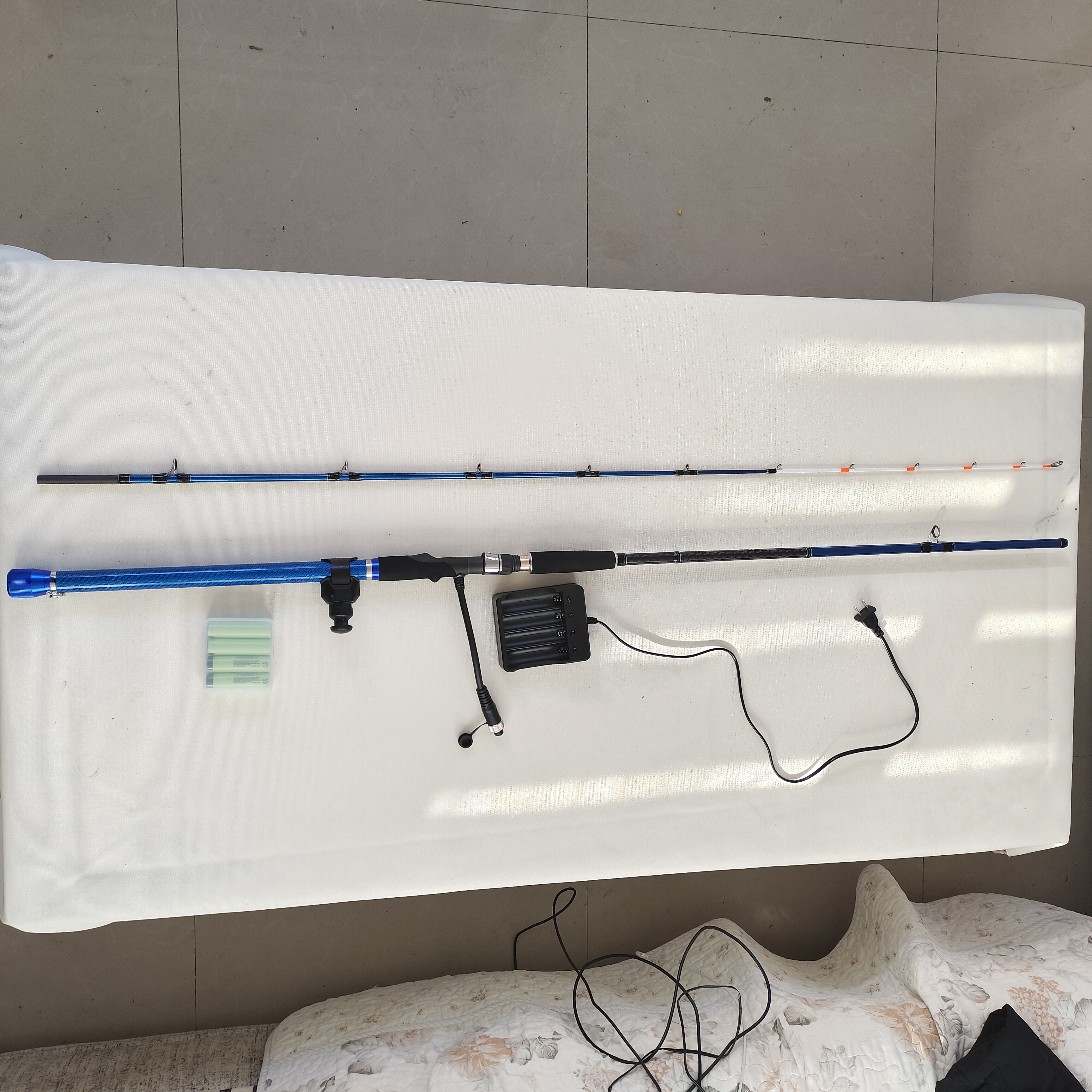 杆子里带电池的近海船钓竿，鳕鱼，黑鱼，带鱼，鲅鱼等等，非常舒服